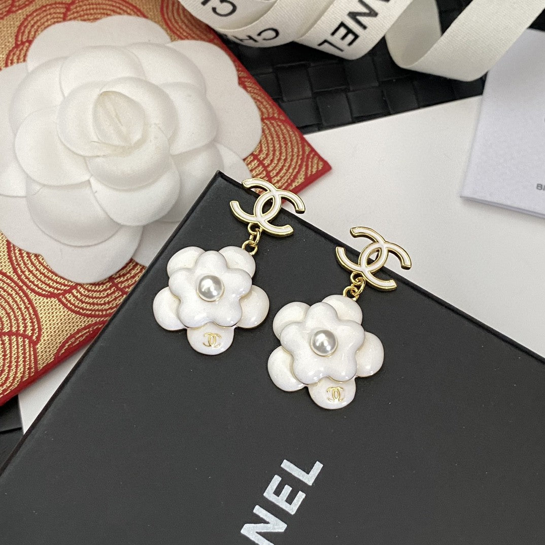 Chanel Flower Pearl 18K Gold Earrings