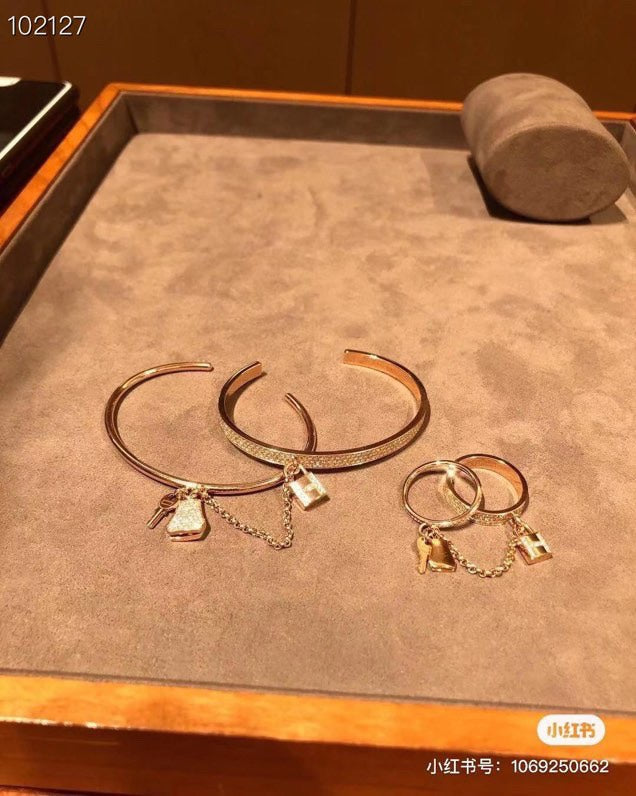 Hermes Kelly Clochette Diamonds 18K Gold Bracelet