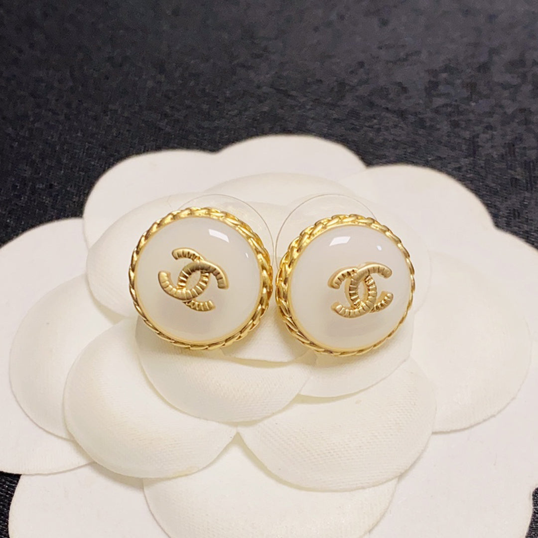 Chanel Pearl Vintage 18K Gold Earrings