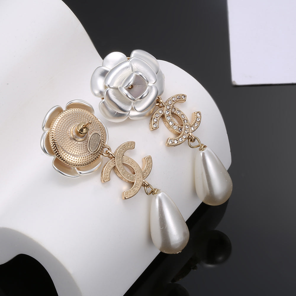 Chanel Flower Pearl 18K Gold Earrings