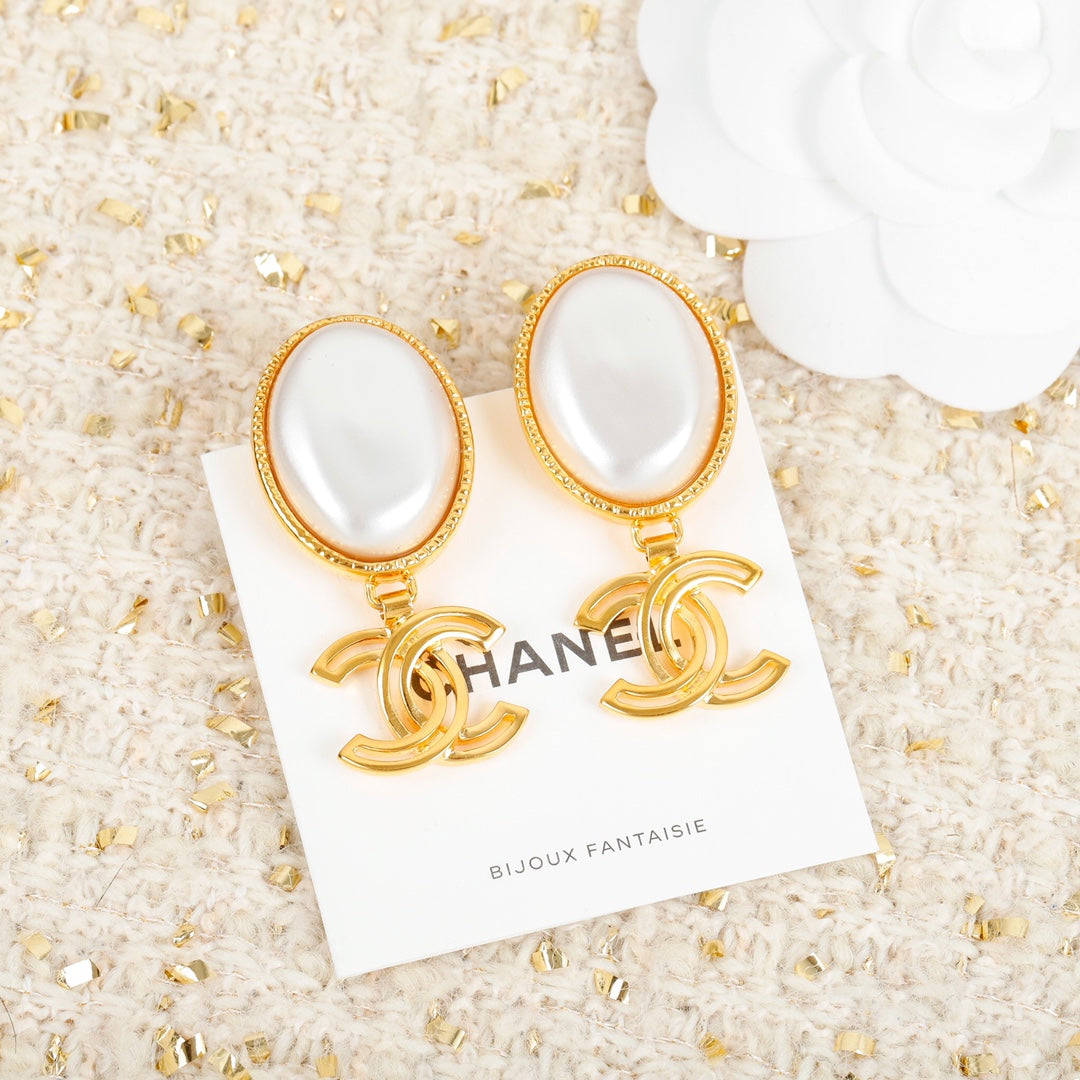 Chanel Big Pearl Pendant 18K Gold Earrings