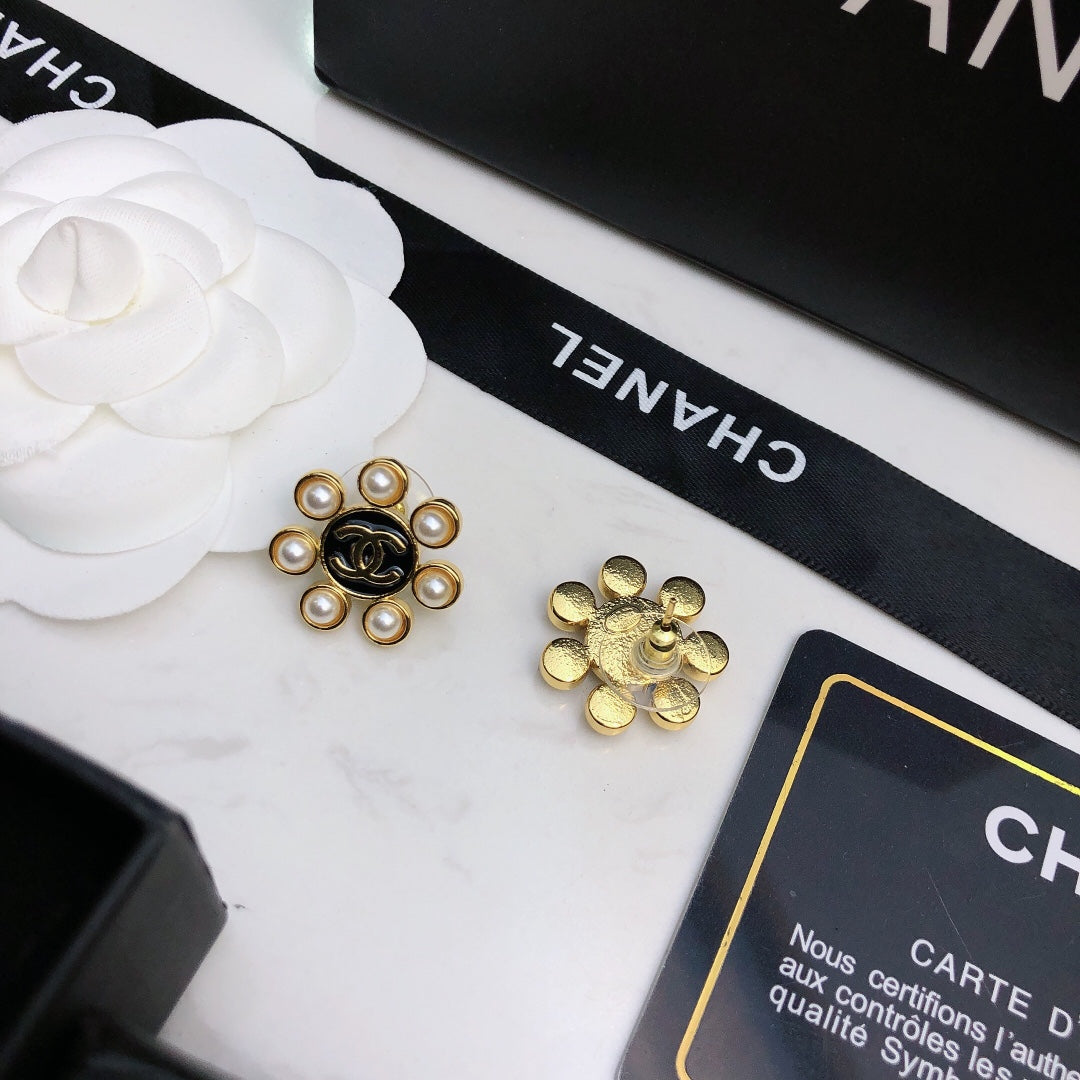 Chanel Flower Pearls 18K Gold Earrings